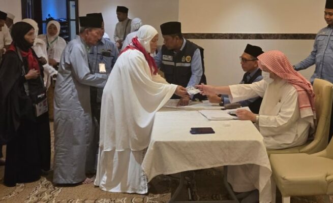 Jamaah Haji Aceh menerima dana wakaf Baitul Asyi di Mekkah, Arab Saudi. (Foto: Alfian/Infoaceh.net)