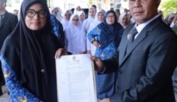 Bupati Aceh Besar Muharram Idris menyerahkan SK kepada Nelly Ulfiati SKM MPH sebagai Plt Kadis Kesehatan Aceh Besar di Teras RSUD Aceh Besar, Indrapuri, Senin (2/6). (Foto: For Infoaceh.net)