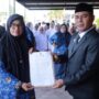 Bupati Aceh Besar Muharram Idris menyerahkan SK kepada Nelly Ulfiati SKM MPH sebagai Plt Kadis Kesehatan Aceh Besar di Teras RSUD Aceh Besar, Indrapuri, Senin (2/6). (Foto: For Infoaceh.net)