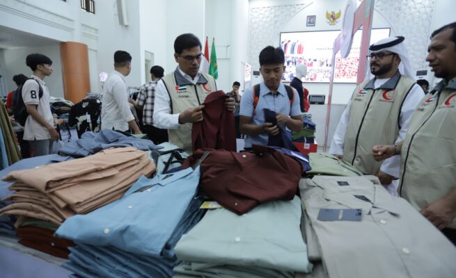 Emirates Red Crescent, lembaga kemanusiaan asal Uni Emirat Arab (UEA) menyalurkan bantuan 1.000 paket baju Lebaran kepada mahasiswa yatim, fakir dan kurang mampu dari seluruh fakultas menjelang Hari Raya Idul Adha 1446 Hijriah, Senin (2/6).