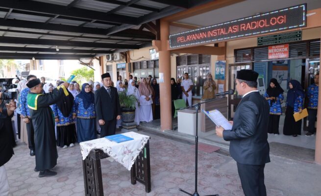 Bupati Aceh Besar Muharram Idris melantik dr. Bunaiya Putra MKM sebagai Direktur RSUD Aceh Besar, di Teras RSUD setempat, Indrapuri, Senin (2/6). (Foto: For Infoaceh.net)