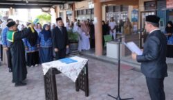 Bupati Aceh Besar Muharram Idris melantik dr. Bunaiya Putra MKM sebagai Direktur RSUD Aceh Besar, di Teras RSUD setempat, Indrapuri, Senin (2/6). (Foto: For Infoaceh.net)