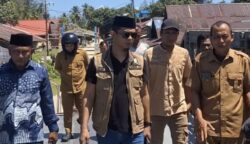 Anggota DPRA dari Dapil 9, Hadi Surya saat mengunjungi Kuala Baru, Aceh Singkil, Senin (2/6). Foto: For Infoaceh.net)