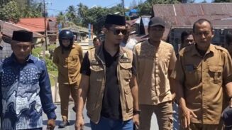 Anggota DPRA dari Dapil 9, Hadi Surya saat mengunjungi Kuala Baru, Aceh Singkil, Senin (2/6). Foto: For Infoaceh.net)