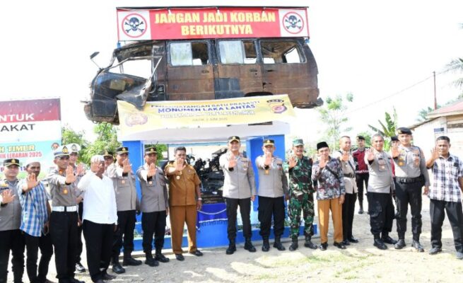Sebuah mobil dan sepeda motor korban kecelakaan lalu lintas terpajang di atas sebuah monumen, di depan Polsek Julok, Polres Aceh Timur