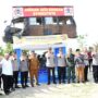 Sebuah mobil dan sepeda motor korban kecelakaan lalu lintas terpajang di atas sebuah monumen, di depan Polsek Julok, Polres Aceh Timur