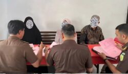 Penyidik Satreskrim Polres Aceh Besar menyerahkan 3 tersangka kasus dugaan pemalsuan dokumen seleksi PPPK) ke JPU Kejari Aceh Besar, Senin, 2 Juni 2025. (Foto: Dok. Kejari Aceh Besar)