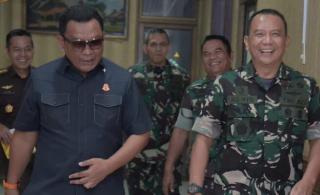 Kajati Aceh Yudi Triadi SH MH menerima kunjungan Komandan Satgas Penertiban Aktivitas Ilegal Migas Mayjen TNI Alvis Anwar, Senin (2/6). (Foto: For Infoaceh.net)
