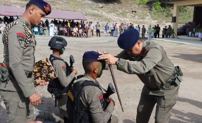 Kapolda Aceh Irjen Pol Achmad Kartiko menyematkan baret biru kepada Bintara dan Tamtama remaja Satuan Brimob Polda Aceh dalam upacara penutupan tradisi pembaretan 2025 di Pusat Latihan Brimob Lamreh, Aceh Besar, Selasa (3/6).