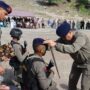 Kapolda Aceh Irjen Pol Achmad Kartiko menyematkan baret biru kepada Bintara dan Tamtama remaja Satuan Brimob Polda Aceh dalam upacara penutupan tradisi pembaretan 2025 di Pusat Latihan Brimob Lamreh, Aceh Besar, Selasa (3/6).