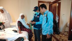 Petugas haji Aceh melakukan visitasi ke kamar-kamar jamaah yang memiliki risiko tinggi untuk memastikan jamaah siap melaksanakan puncak haji wukuf di Arafah. (Foto: For Infoaceh.net)