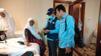 Petugas haji Aceh melakukan visitasi ke kamar-kamar jamaah yang memiliki risiko tinggi untuk memastikan jamaah siap melaksanakan puncak haji wukuf di Arafah. (Foto: For Infoaceh.net)