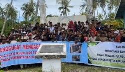 Ratusan warga dari berbagai elemen Selasa (3/6) berkumpul di gugusan empat pulau di Aceh Singkil untuk menggelar deklarasi penegasan Pulau Mangkir Besar, Pulau Mangkir Kecil, Pulau Lipan dan Pulau Panjang merupakan bagian sah dari Provinsi Aceh. (Foto: Ist)