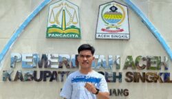 Ketua DPW Alamp Aksi Provinsi Aceh Mahmud Padang di tugu Pulau Panjang, Kabupaten Aceh Singkil