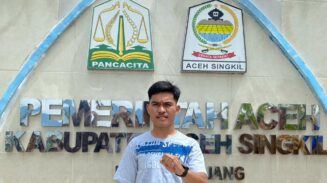 Ketua DPW Alamp Aksi Provinsi Aceh Mahmud Padang di tugu Pulau Panjang, Kabupaten Aceh Singkil