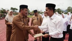 Wakil Bupati Aceh Besar Syukri A Jalil menyerahkan SK pengangkatan 88 CPNS di halaman kantor Bupati Aceh Besar, Kota Jantho, Selasa (3/6).