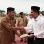 Wakil Bupati Aceh Besar Syukri A Jalil menyerahkan SK pengangkatan 88 CPNS di halaman kantor Bupati Aceh Besar, Kota Jantho, Selasa (3/6).