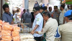 Penjabat (Pj) Wali Kota Sabang, Andri Nourman, melakukan inspeksi mendadak (sidak) ke Pasar Induk Kota Sabang, Rabu (4/6/2025).