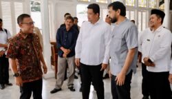 Gubernur Sumut Bobby Nasution dan Bupati Tapanuli Tengah Masinton Pasaribu melakukan kunjungan resmi ke Gubernur Aceh, Muzakir Manaf (Mualem), pada Rabu (4/6) di Pendopo Gubernur Aceh. (Foto: For Infoaceh.net)