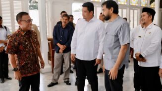 Gubernur Sumut Bobby Nasution dan Bupati Tapanuli Tengah Masinton Pasaribu melakukan kunjungan resmi ke Gubernur Aceh, Muzakir Manaf (Mualem), pada Rabu (4/6) di Pendopo Gubernur Aceh. (Foto: For Infoaceh.net)