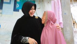 Yayah (67) terlihat sangat bahagia saat Wali Kota Banda Aceh Illiza Sa’aduddin Djamal berkunjung ke tempat tinggalnya di Gampong Asoe Nanggroe, Kecamatan Meuraxa. (Foto: For Infoaceh.net)