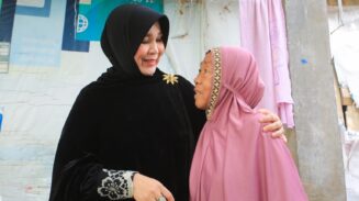 Yayah (67) terlihat sangat bahagia saat Wali Kota Banda Aceh Illiza Sa’aduddin Djamal berkunjung ke tempat tinggalnya di Gampong Asoe Nanggroe, Kecamatan Meuraxa. (Foto: For Infoaceh.net)
