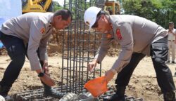 Pembangunan gudang ketahanan pangan ditandai peletakan batu pertama oleh Kapolda Aceh Irjen Pol Achmad Kartiko, di SPN Polda Aceh, Kecamatan Lembah Seulawah, Aceh Besar, Kamis (5/6).