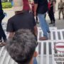 Warga menuntut pembagian uang meugang yang menyebabkan pintu gerbang Pendopo Gubernur Aceh roboh pada Kamis (5/6/2025). (Foto: For Infoaceh.net)