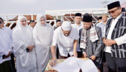 Gubernur Aceh Muzakir Manaf melakukan serah terima hewan kurban kepada Imam Besar Masjid Raya Baiturrahman Banda Aceh di halaman masjid, Jum'at (6/6). (Foto: For Infoaceh.net)