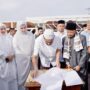 Gubernur Aceh Muzakir Manaf melakukan serah terima hewan kurban kepada Imam Besar Masjid Raya Baiturrahman Banda Aceh di halaman masjid, Jum'at (6/6). (Foto: For Infoaceh.net)