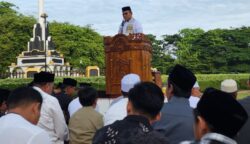 Kakanwil Kemenag Aceh, Azhari menjadi khatib Shalat Idul Adha 1446 Hijriah di Lapangan Tugu, dekat Masjid Jamik Universitas Syiah Kuala (USK) Darussalam, Banda Aceh, Jum'at, 6 Juni 2025.