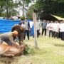 Kasdam IM Brigjen TNI Ayi Supriatna menyaksikan penyembelihan hewan kurban di Makodam IM, Jum'at (6/6/2025).
