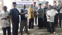Ketua Dewan Dakwah Aceh Prof Dr Muhammad AR MEd membagikan daging kurban di Komplek Markaz Dewan Dakwah Aceh, Gampong Rumpet, Kecamatan Krueng Barona Jaya, Aceh Besar, Jum'at malam (6/6)