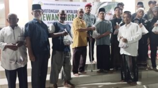 Ketua Dewan Dakwah Aceh Prof Dr Muhammad AR MEd membagikan daging kurban di Komplek Markaz Dewan Dakwah Aceh, Gampong Rumpet, Kecamatan Krueng Barona Jaya, Aceh Besar, Jum'at malam (6/6)