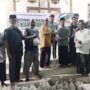 Ketua Dewan Dakwah Aceh Prof Dr Muhammad AR MEd membagikan daging kurban di Komplek Markaz Dewan Dakwah Aceh, Gampong Rumpet, Kecamatan Krueng Barona Jaya, Aceh Besar, Jum'at malam (6/6)