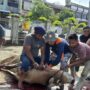 Proses penyembelihan hewan kurban di Masjid Jamik Baitusshalihin Ulee Kareng, Banda Aceh, Sabtu (7/6/2025). (Foto: Dok. Infoaceh.net)