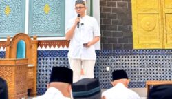 Regional CEO BSI Aceh, Imsak Ramadhan menyampaikan sambutan usai shalat subuh berjamaah di Masjid Raya Baiturrahman Banda Aceh, Sabtu (7/6).