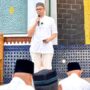 Regional CEO BSI Aceh, Imsak Ramadhan menyampaikan sambutan usai shalat subuh berjamaah di Masjid Raya Baiturrahman Banda Aceh, Sabtu (7/6).