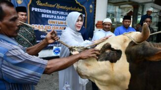 Wali Kota Banda Aceh Illiza Sa’aduddin Djamal menyerahkan sapi kurban Presiden Prabowo Subianto kepada BKM Iskandar Muda Gampong Peuniti, Sabtu (7/6). (Foto: For Infoaceh.net)