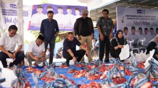 Dewan Pimpinan Daerah (DPD) Partai Demokrat Aceh menyembelih empat ekor sapi dan tiga ekor kambing qurban di Kantor DPD Partai Demokrat, Lueng Bata, Banda Aceh, Sabtu (7/6/2025).