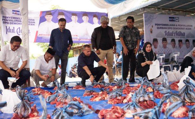 Dewan Pimpinan Daerah (DPD) Partai Demokrat Aceh menyembelih empat ekor sapi dan tiga ekor kambing qurban di Kantor DPD Partai Demokrat, Lueng Bata, Banda Aceh, Sabtu (7/6/2025).