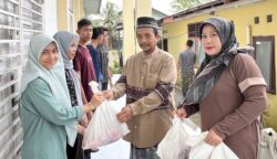 Kepala SMAN 15 Adidarma, Zulfikar menyerahkan daging kurban yang berlangsung di halaman sekolah setempat, Gampong Mulia, Kecamatan Kuta Alam, Banda Aceh, Ahad (8/6).