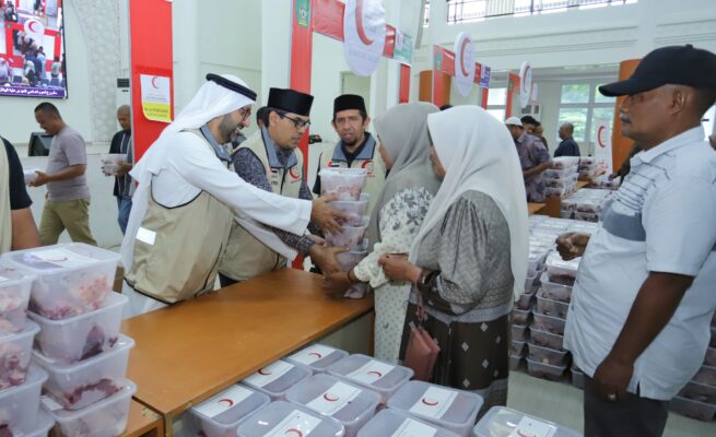 Universitas Islam Negeri (UIN) Ar-Raniry Banda Aceh menyalurkan 2.300 paket daging kurban Emirates Red Crescent dalam rangka Hari Raya Idul Adha 1446 Hijriah, Ahad (8/6).