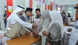 Universitas Islam Negeri (UIN) Ar-Raniry Banda Aceh menyalurkan 2.300 paket daging kurban Emirates Red Crescent dalam rangka Hari Raya Idul Adha 1446 Hijriah, Ahad (8/6).