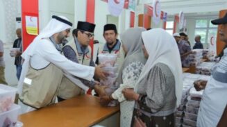 Universitas Islam Negeri (UIN) Ar-Raniry Banda Aceh menyalurkan 2.300 paket daging kurban Emirates Red Crescent dalam rangka Hari Raya Idul Adha 1446 Hijriah, Ahad (8/6).