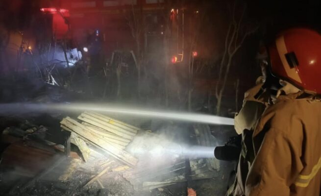 Usaha perabot kayu milik warga di Desa Miruk, Kecamatan Krueng Barona Jaya, Aceh Besar, dilalap si jago merah pada Senin (9/6) dini hari sekitar pukul 05.17 WIB. (Foto: Dok. BPBD Aceh Besar)