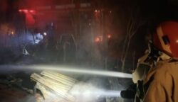 Usaha perabot kayu milik warga di Desa Miruk, Kecamatan Krueng Barona Jaya, Aceh Besar, dilalap si jago merah pada Senin (9/6) dini hari sekitar pukul 05.17 WIB. (Foto: Dok. BPBD Aceh Besar)