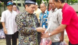 Direktur Rumah Sakit Jiwa (RSJ) Aceh dr Hanif menyerahkan daging kurban untuk purnabakti di lapangan futsal komplek RSJ, Senin (9/6). (Foto: Infoaceh.net/NA Riya Ison)