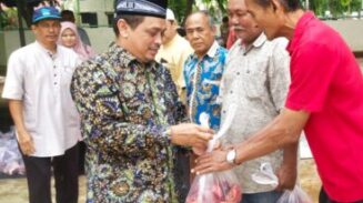 Direktur Rumah Sakit Jiwa (RSJ) Aceh dr Hanif menyerahkan daging kurban untuk purnabakti di lapangan futsal komplek RSJ, Senin (9/6). (Foto: Infoaceh.net/NA Riya Ison)