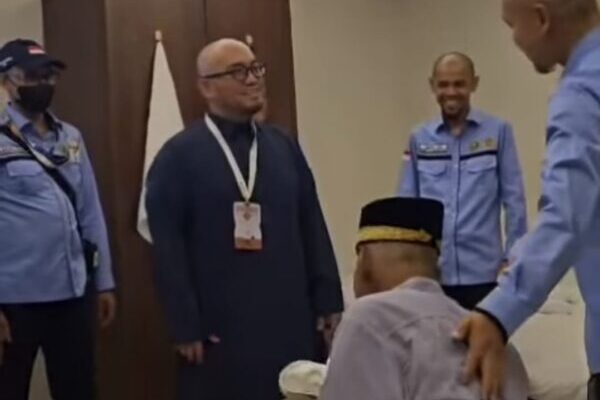 Wakil Kepala Badan Penyelenggara Haji (BP Haji) Dahnil Anzar Simanjuntak mengungkapkan dugaan pungli jamaah haji lansia ketika sidak BP Haji ke hotel transit jemaah di kawasan Aziziyah, Mekkah, Senin (9/6). (Foto: Ist)